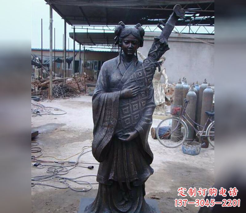 温州抱乐器女人公园人物雕塑