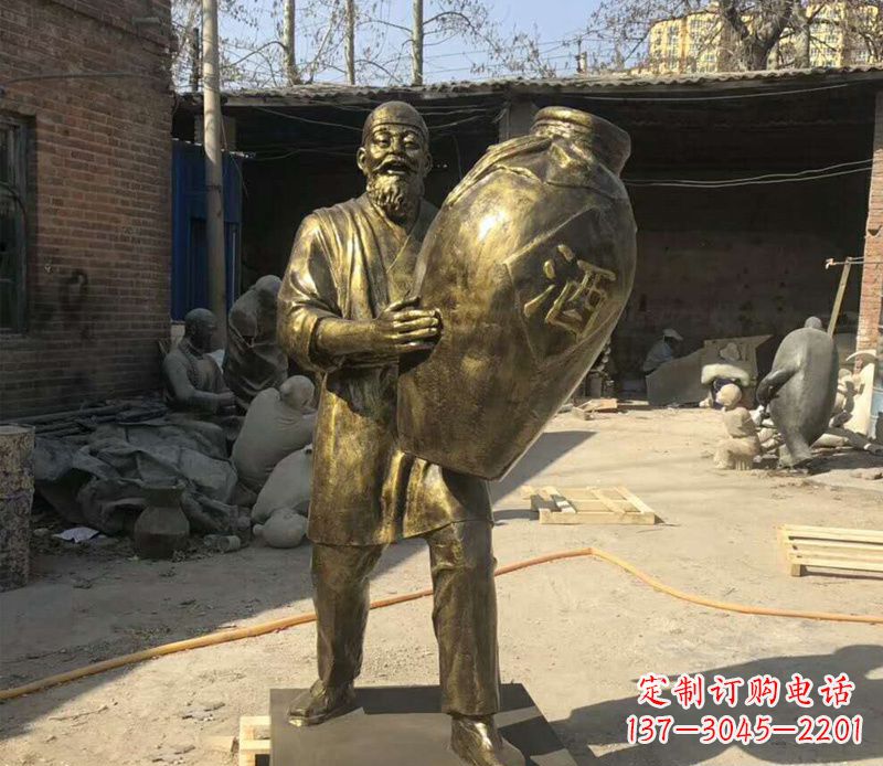 温州抱着酒坛的人物铜雕