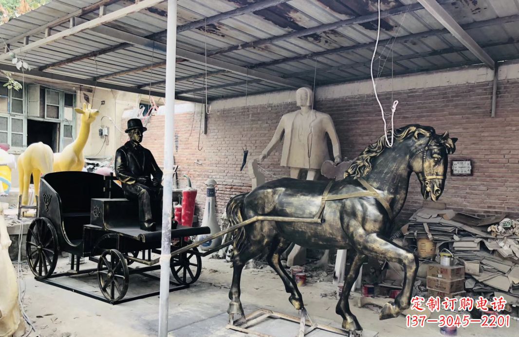 温州玻璃钢仿铜赶马车人物雕塑广场景观雕塑