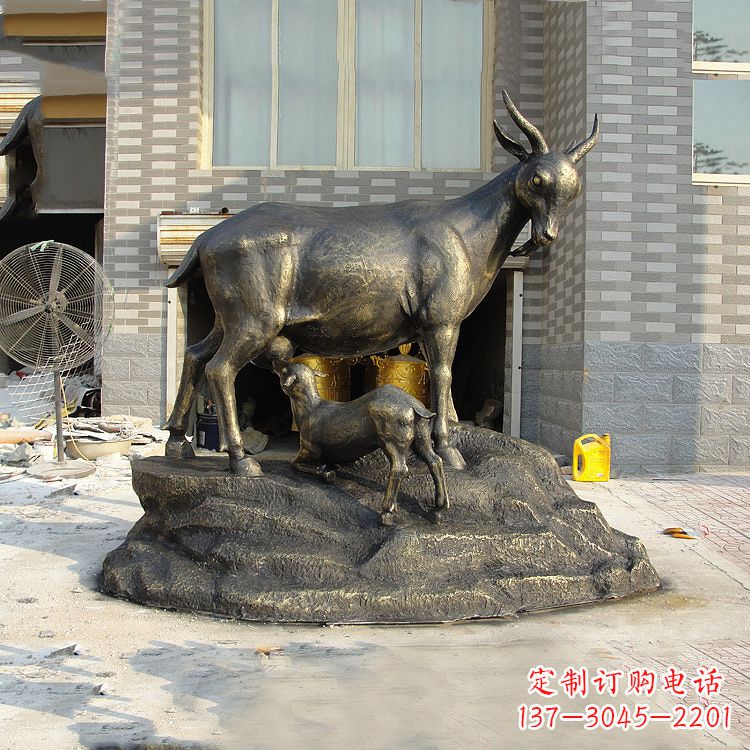 温州玻璃钢仿铜羔羊跪乳景观动物雕塑