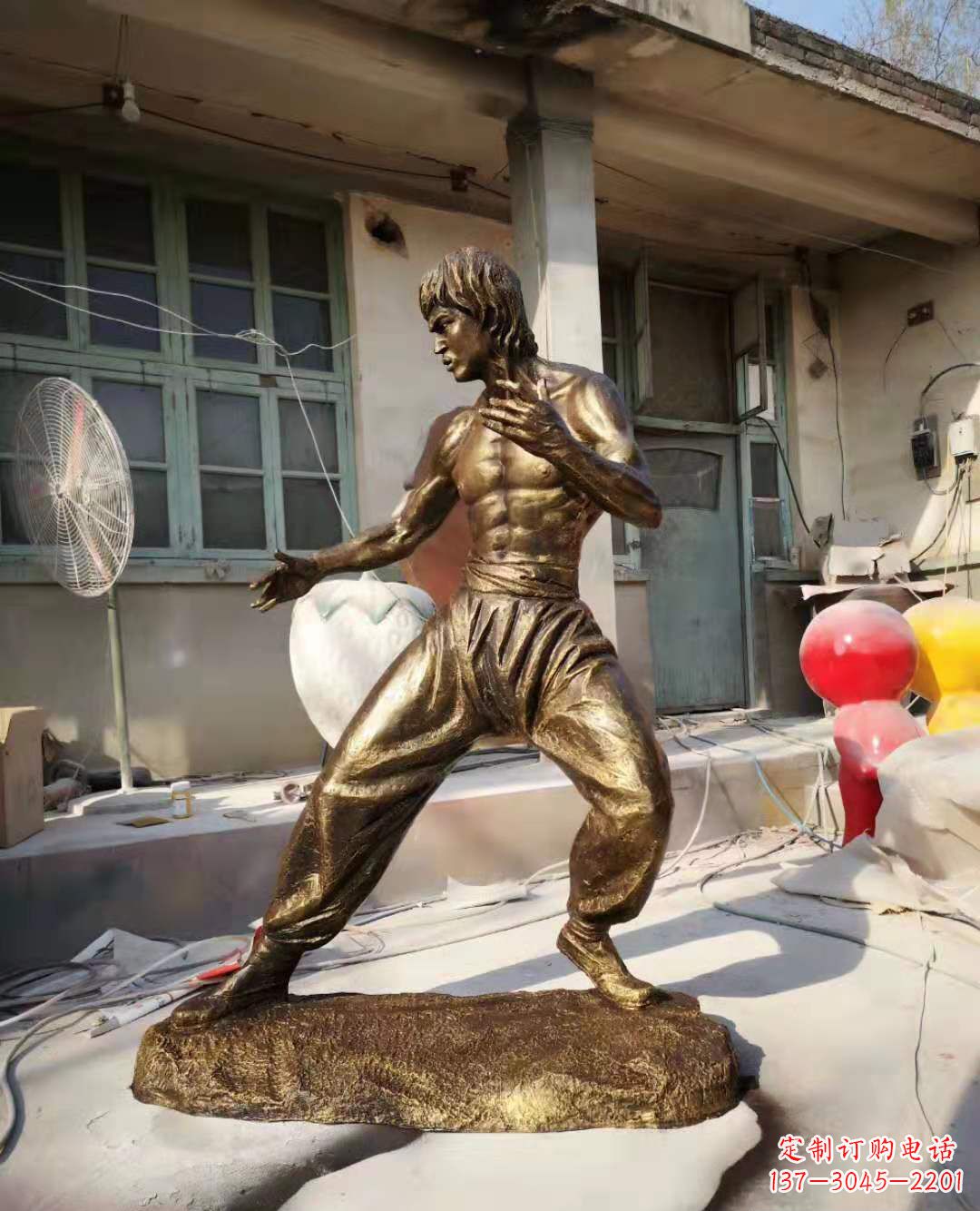 温州玻璃钢仿铜李小龙雕塑广场电影明星人物雕塑 (4)