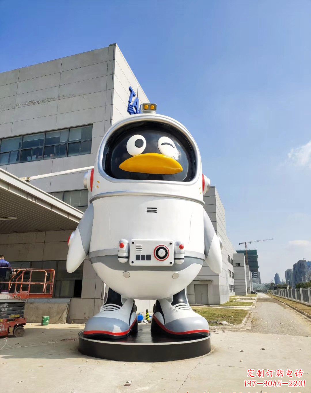 温州玻璃钢太空企鹅雕塑 