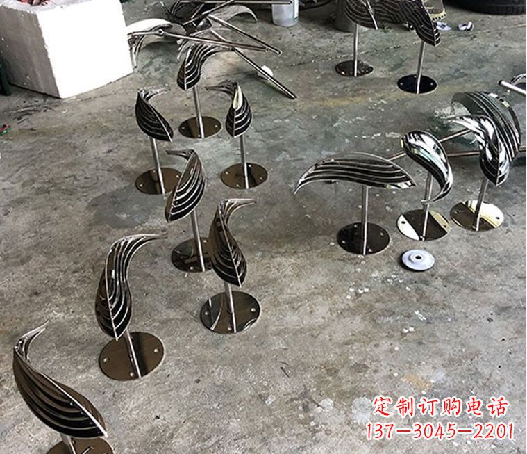 温州不锈钢抽象动物小鱼雕塑