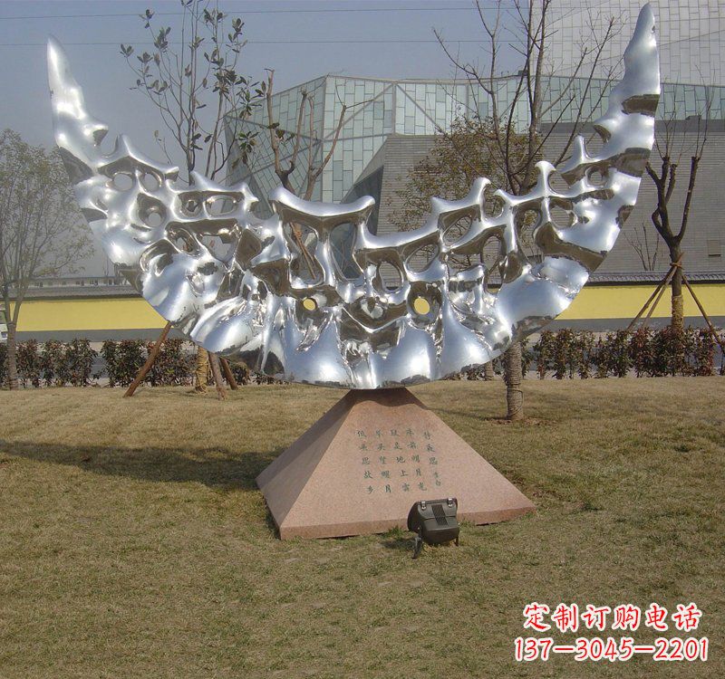 温州不锈钢公园抽象月亮雕塑