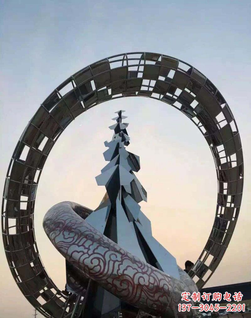 温州不锈钢广场上的松树雕塑