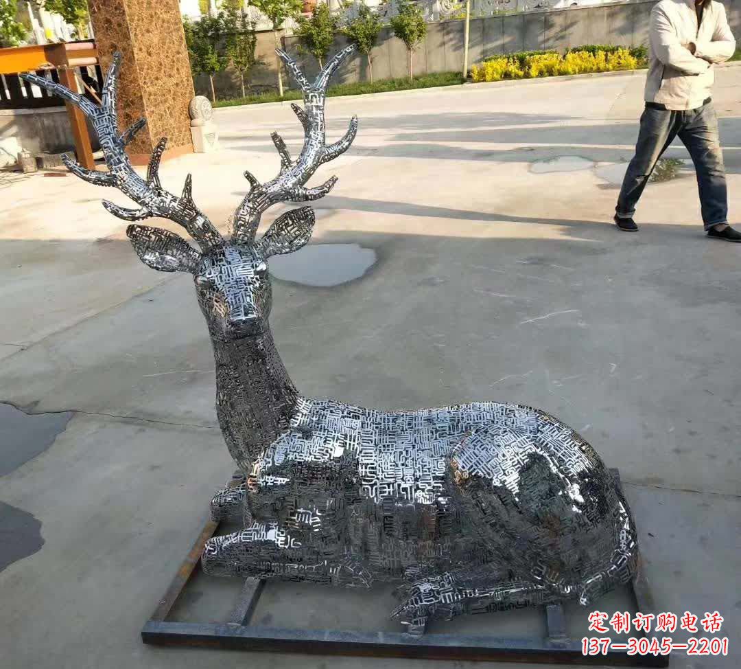温州梅花鹿雕塑点缀不锈钢广场星空
