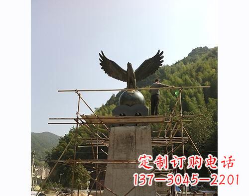 温州不锈钢老鹰踩地球雕塑