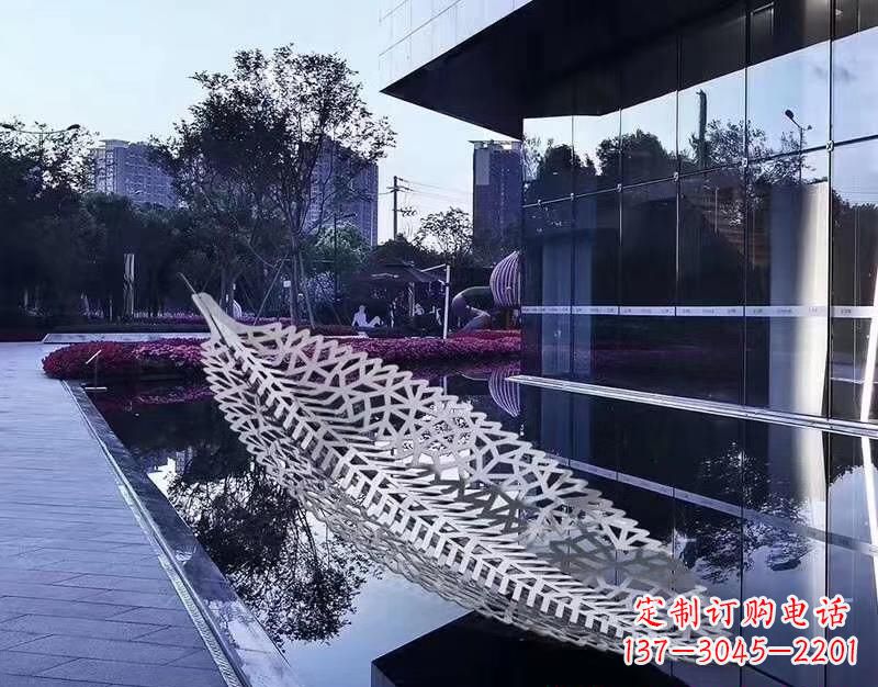 温州不锈钢镂空树叶雕塑2