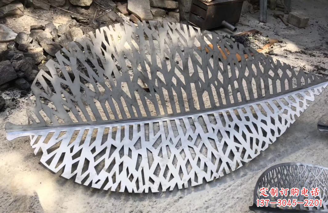 温州不锈钢镂空树叶雕塑112