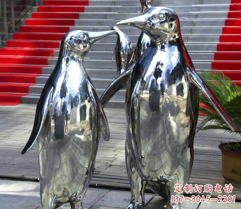 温州不锈钢企鹅雕塑传递着浓浓爱意