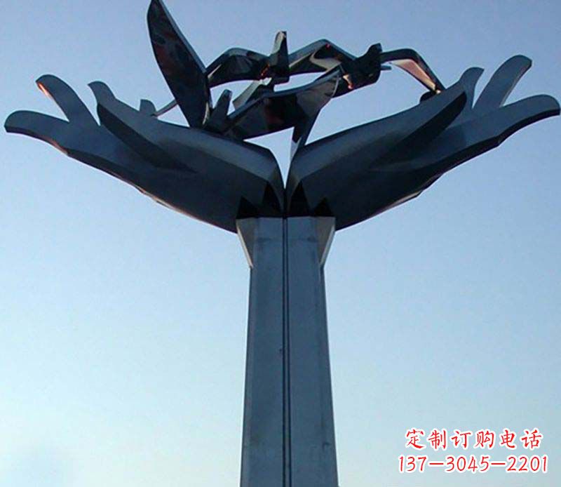 温州不锈钢手托鸽子雕塑象征着和平与爱