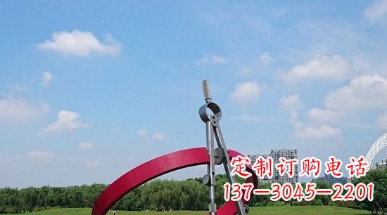 温州不锈钢圆规雕塑环绕着美景