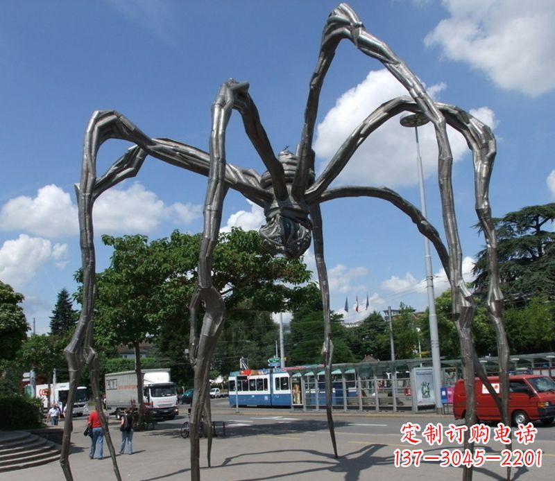 温州蜘蛛侠雕塑点缀不锈钢的景观