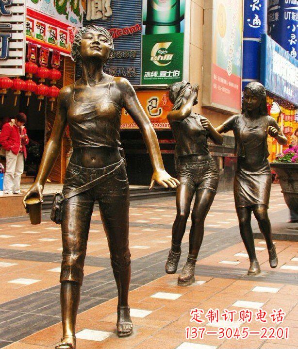 温州步行街逛街的女孩人物铜雕