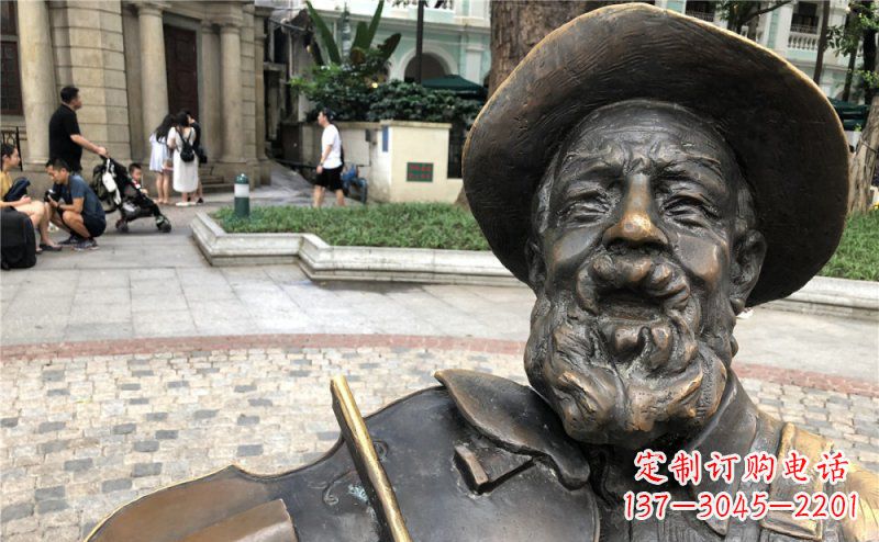温州步行街拉小提琴的老人景观铜雕