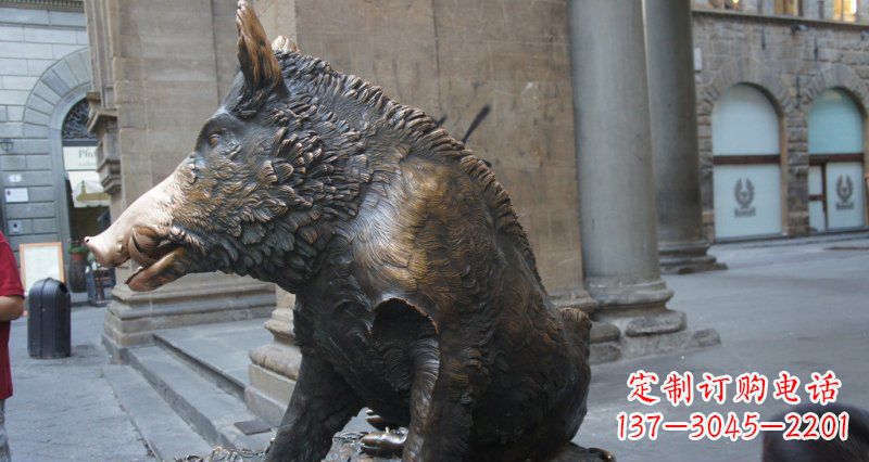 温州野猪雕塑给步行街带来美丽风景