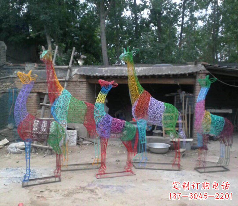 温州彩色不锈钢镂空长颈鹿雕塑它的美丽