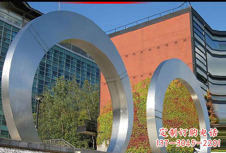 温州城市空间里的不锈钢圆环雕塑