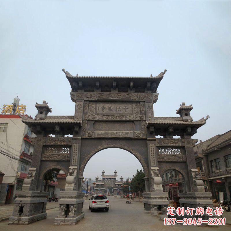 温州城市街道仿古三门石雕牌楼