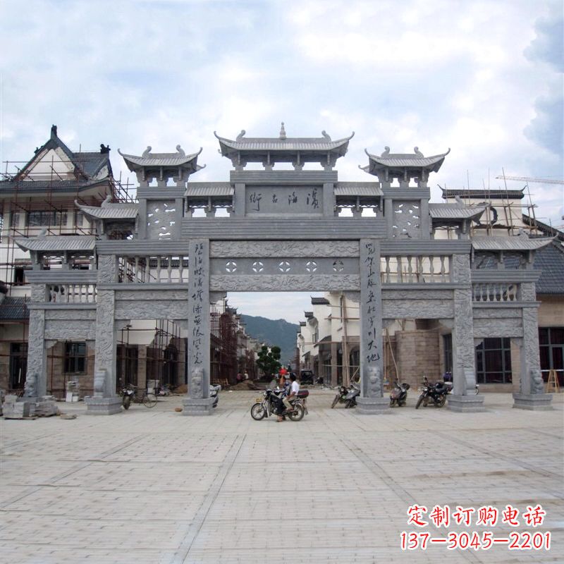 温州城市街道五门石雕牌坊