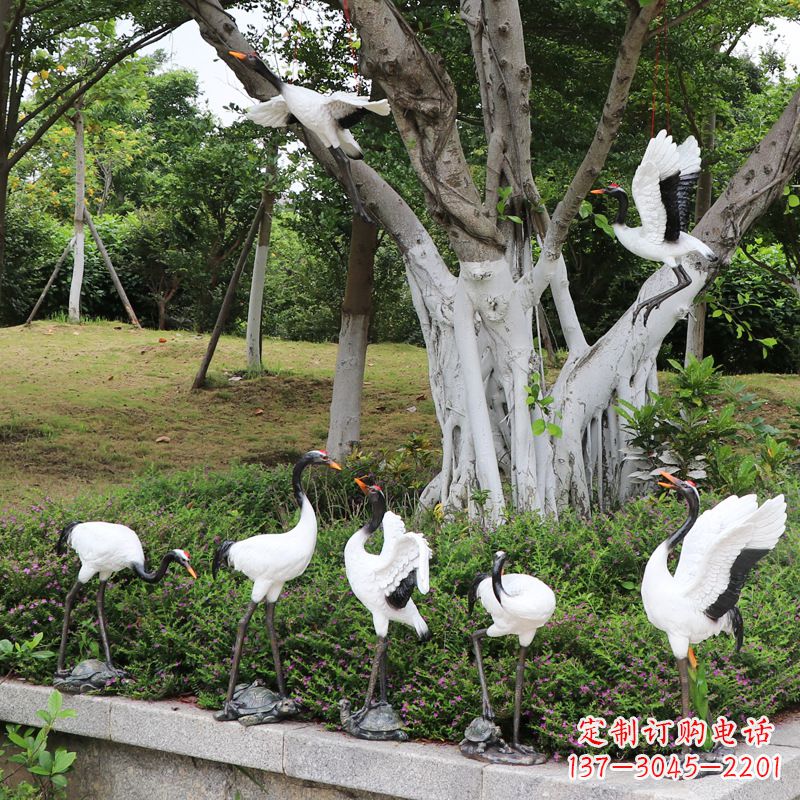 温州池塘中的雕塑仙鹤