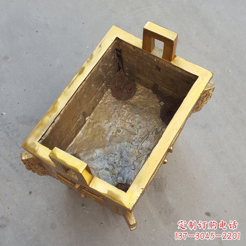 温州以纯铜铸造的金色香炉鼎