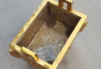 温州以纯铜铸造的金色香炉鼎