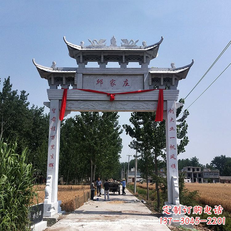 温州古村落中的石牌坊雕塑