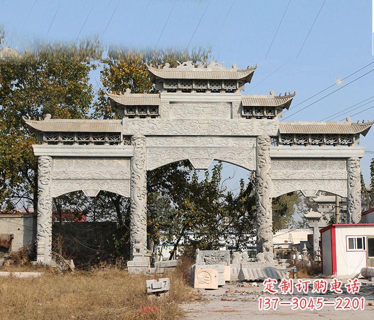 温州村镇门口的石雕牌坊展现精湛工艺