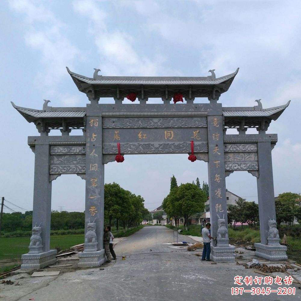 温州青石三门牌坊雕塑传承中国古典文化