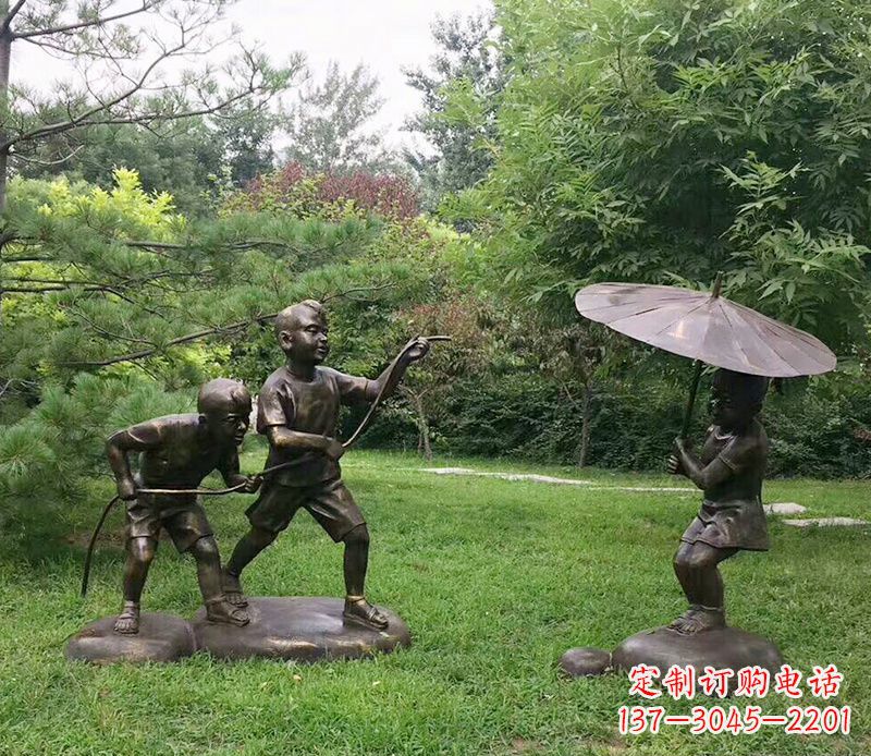 温州打伞玩水的儿童铜雕