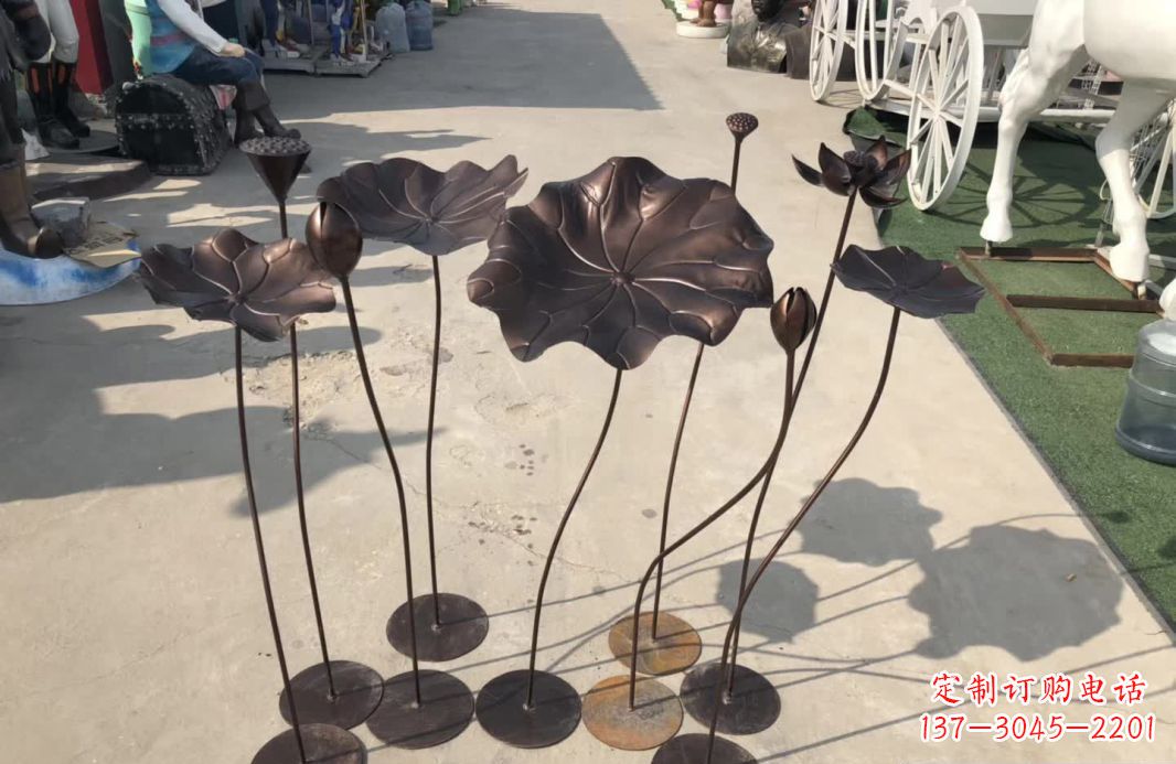 温州锻铜园林异彩纷呈的荷花雕塑