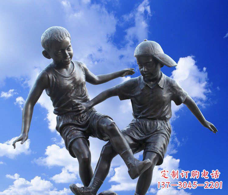 温州校园玻璃钢仿铜儿童踢球景观雕塑