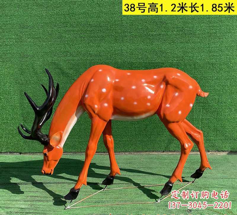 温州以玻璃钢精心制作的梅花鹿雕塑