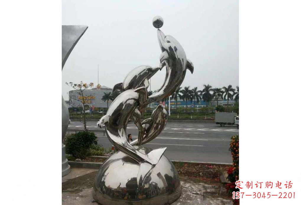 温州公园不锈钢顶球的海豚雕塑