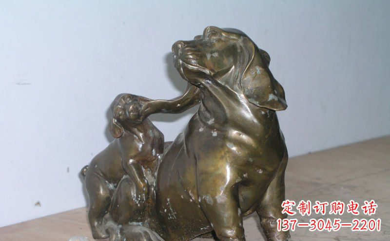 温州公园打闹的小狗动物铜雕