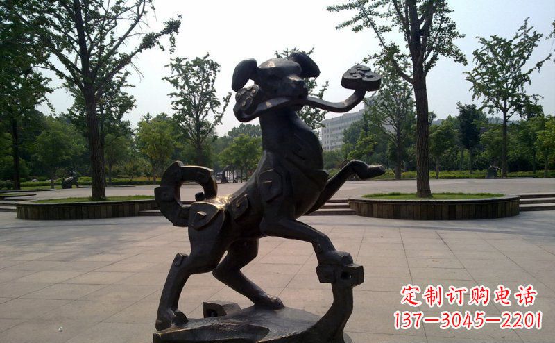 温州公园叼着如意的狗动物铜雕