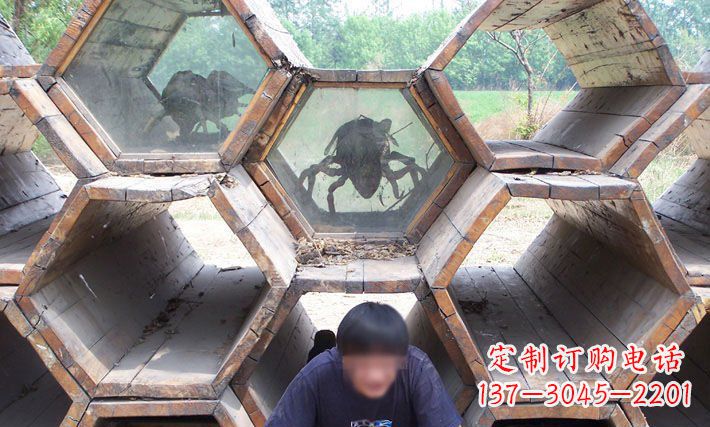 温州公园蜂巢里的蜜蜂动物铜雕