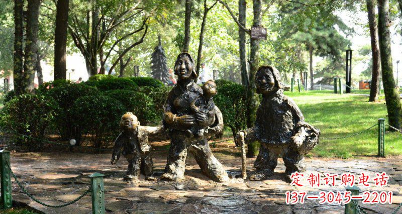 温州公园赶路的抽象妇女和小孩小品铜雕