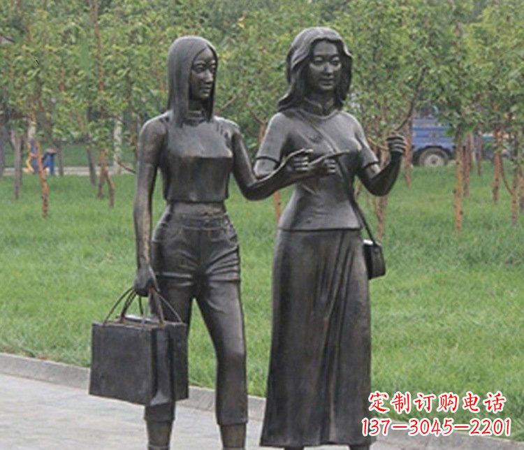 温州公园逛街女性人物铜雕塑