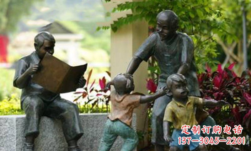温州公园和爷爷玩耍的小孩小品铜雕