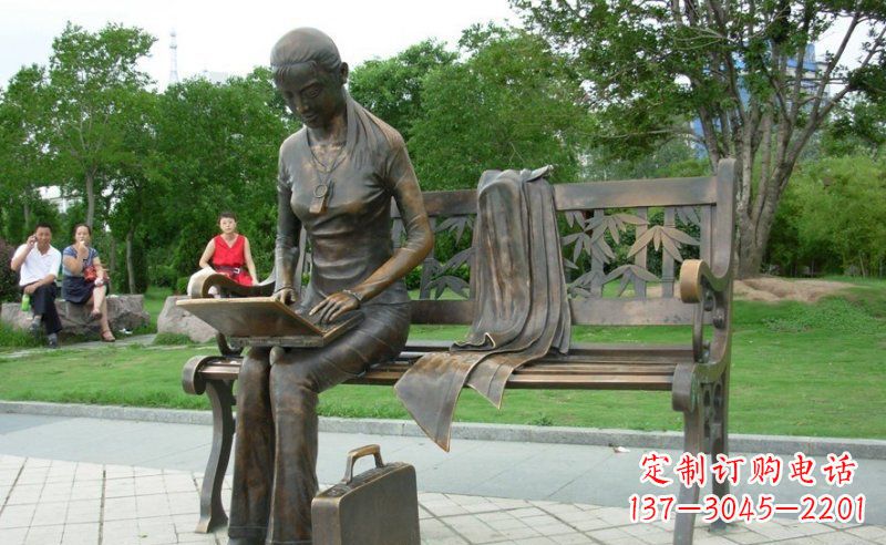 温州公园看电脑的女孩人物铜雕