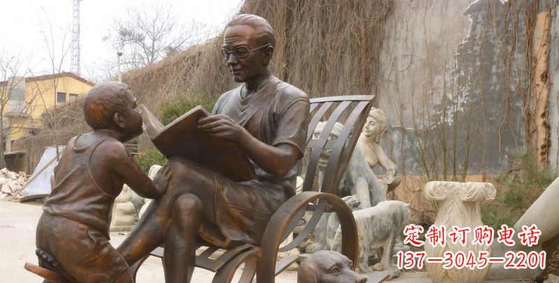 温州公园看书的老人和小孩小品铜雕