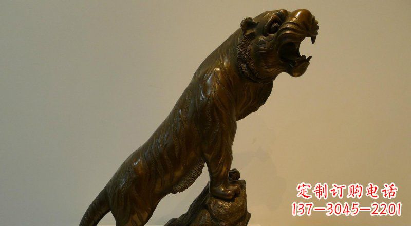 温州公园老虎上山动物铜雕