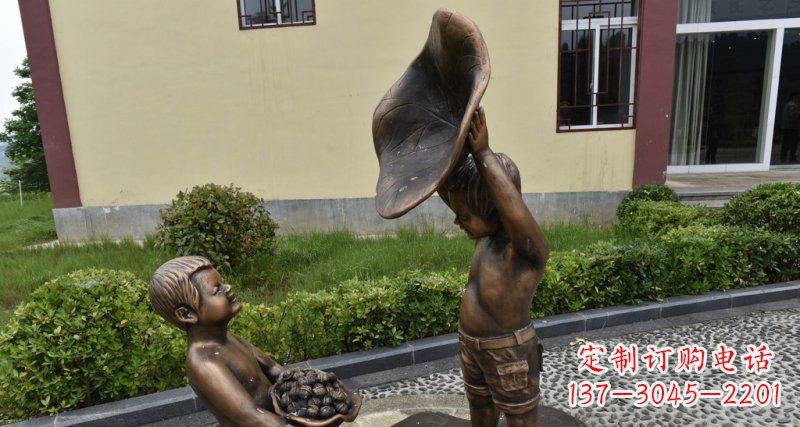 温州公园拿着帽子装核桃的小男孩小品铜雕