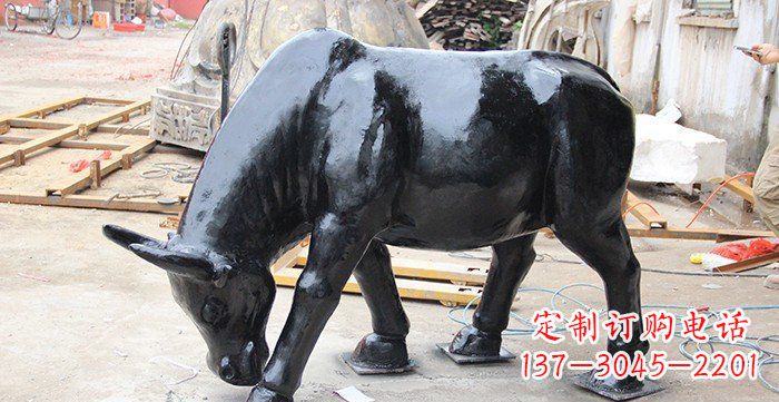 温州公园牛吃草铜牛动物铜雕