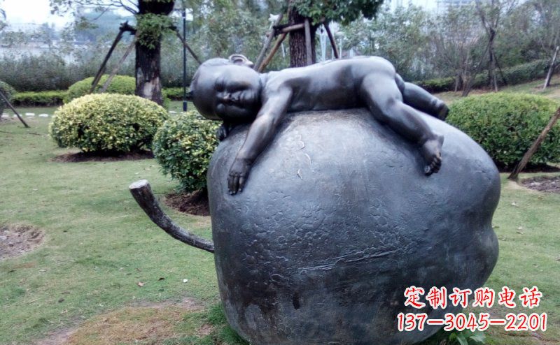 温州公园趴在苹果上的小孩小品铜雕