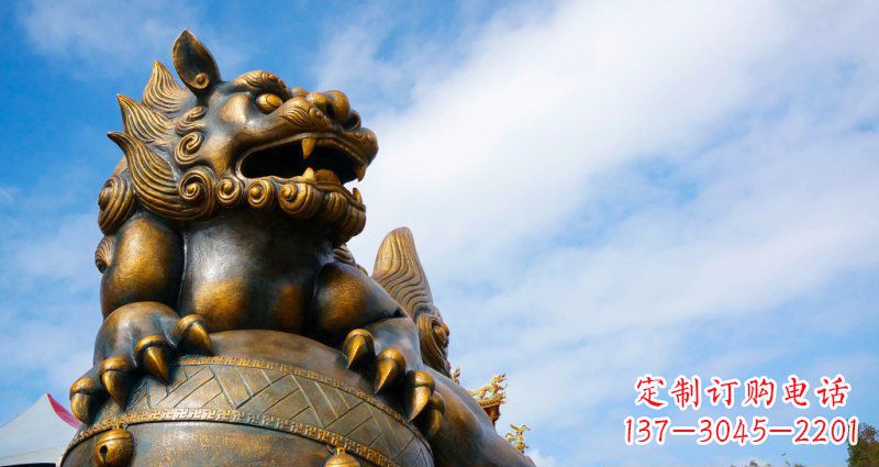 温州公园趴在球上的狮子景观铜雕