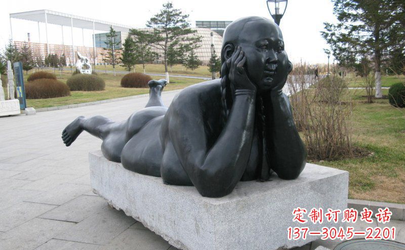 温州公园趴着的胖女孩景观铜雕