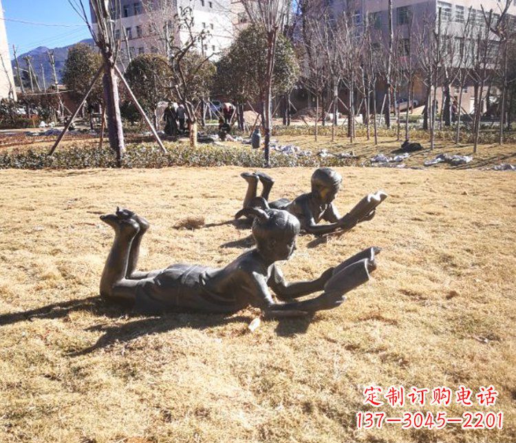 温州公园人物趴着看书的儿童玻璃钢仿铜雕塑